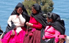 Group of Taquile women chatting