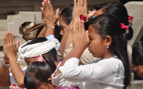 Local Balinese praying at Tampaksiring Temple